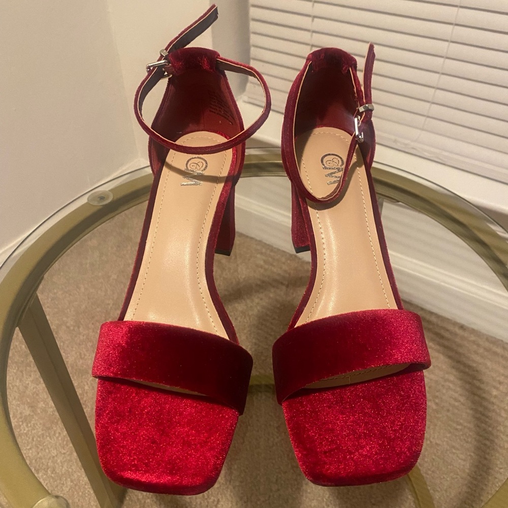 Chelsea Moreland Gala Red Velvet Women's Block Heel sandals Size 7M